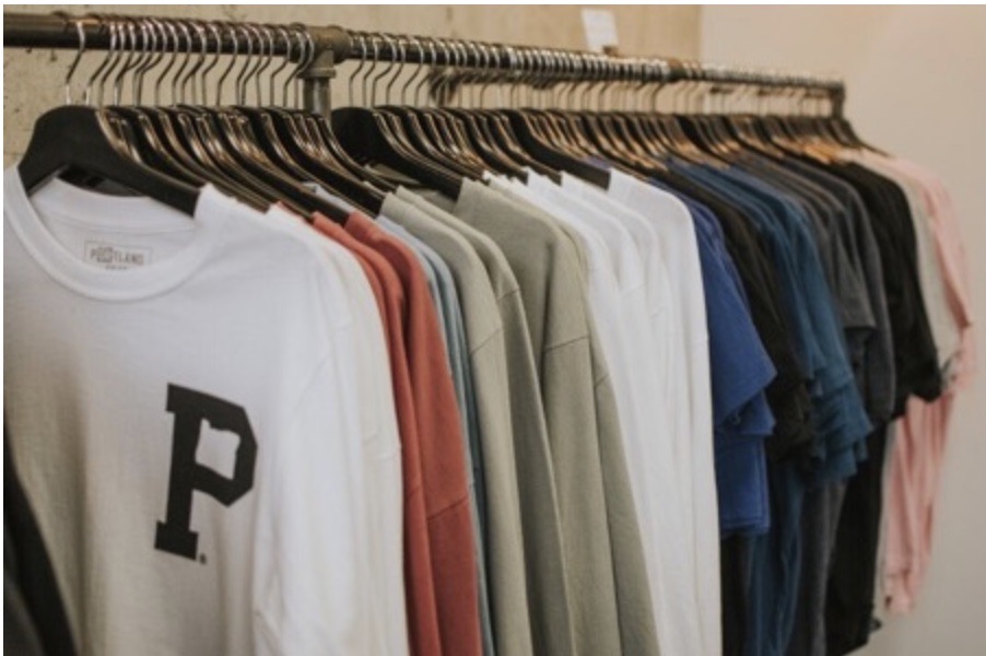 The Benefits of Buying Wholesale T-Shirts for Fashion Enthusiasts